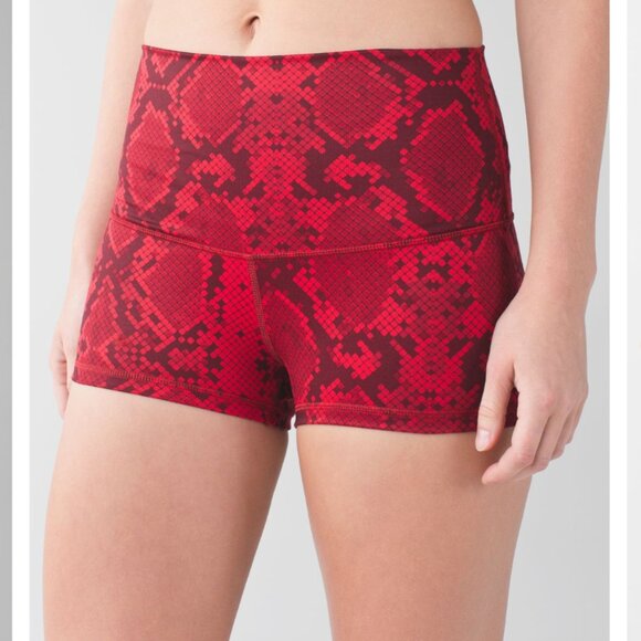 Lululemon Boogie Short (Roll Down) Ziggy Snake Red Tide Cranberry sz 6 - Picture 1 of 7